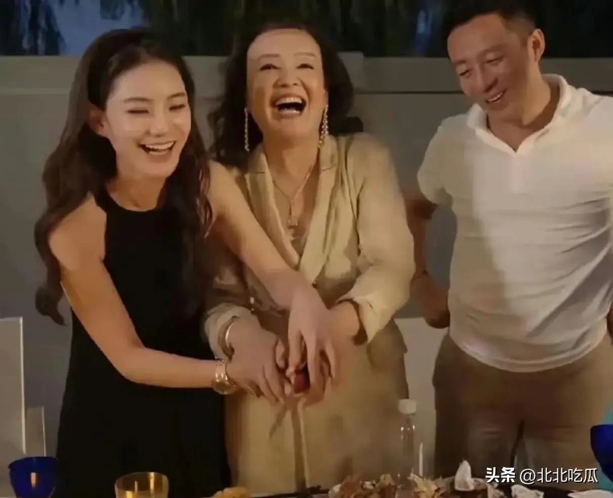 张兰给汪小菲马筱梅送婚礼祝福